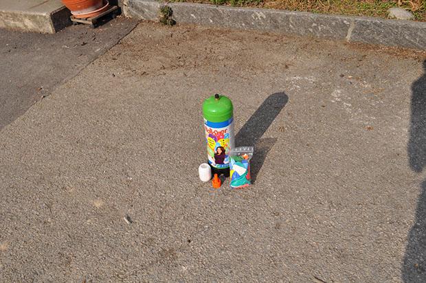 Set pour fêtes comprenant une bouteille d'hélium, un sachet de 30 ballons multicolore, un embout pour gonfler les ballons et un rouleau de ficelle pour attacher les ballons, la bouteille est jetable